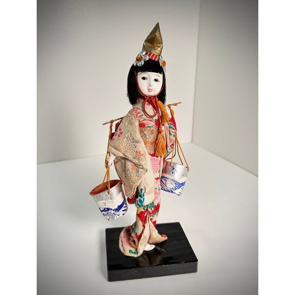 Geisha Doll Figurine - Glass Eyes, Silk Kimono, Japan - 9.5 inch 60’s souvenir - Picture 1 of 5